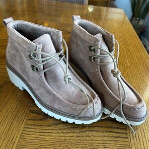 Pierre Dumas - Stylish Women's Lace-Up Boots in Tan Suede - Warm - Never Worn